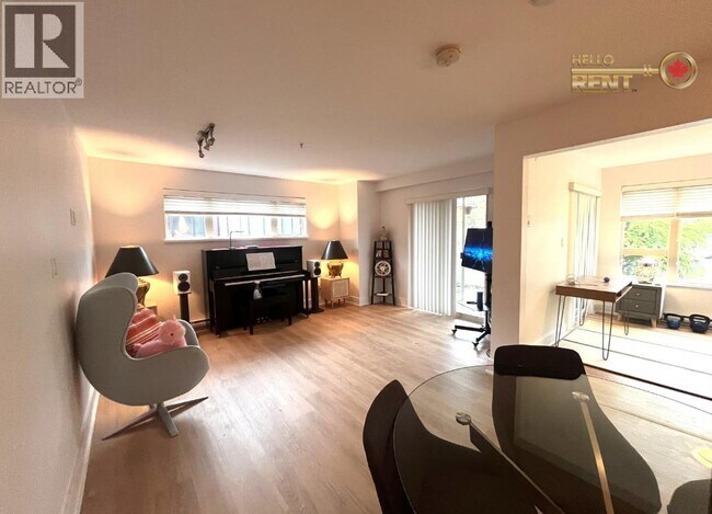 Photo du bâtiment - 2138 Old Dollarton Rd