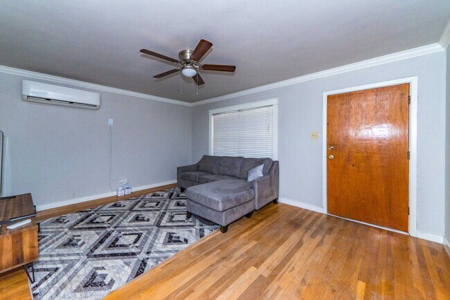 Foto del edificio - 3-BEDROOM IN NORTH ALAMO HEIGHTS