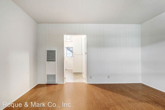 Building Photo - Studio, 1 bath Apartment - 10908 Santa Mon...