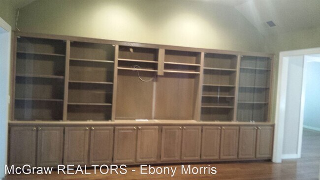 Building Photo - 4 br, 2.5 bath House - 10135 S Joplin Avenue