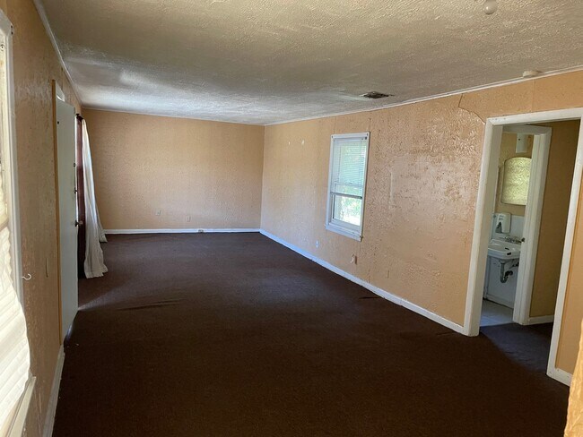 Building Photo - Spacious 3 Bedroom Home