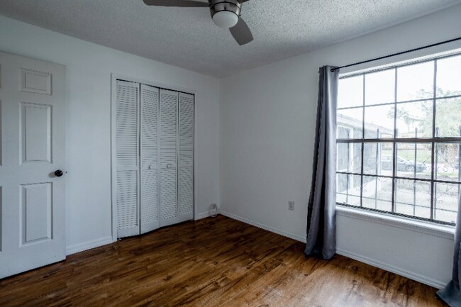 Foto del edificio - 4433 Treasure Oaks Ln