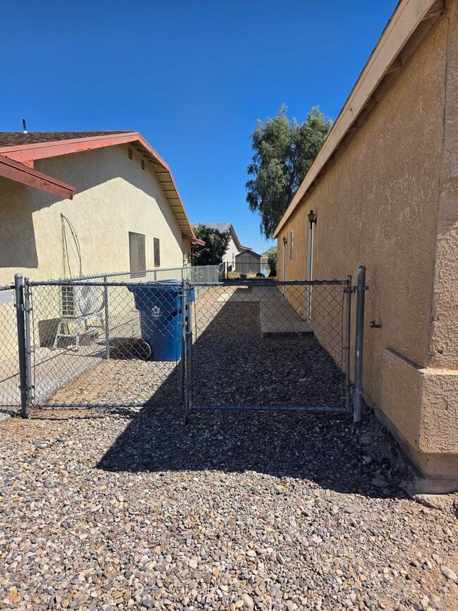 Building Photo - 3 Bed/2 bath home located in desirable Holiday Shores, Bullhead City AZ.