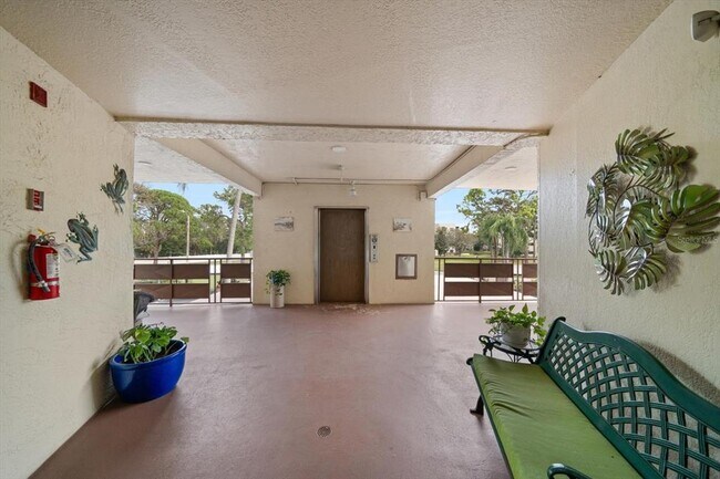 Foto del edificio - 6188 80th St N