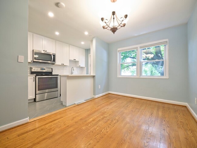 Building Photo - Charming and private 3BR, 2FB home located...