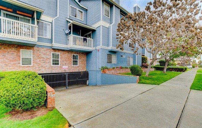 Building Photo - $2,990 - 2 Bed / 3 Bath Beautiful Condo in...