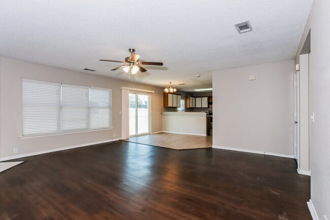 Building Photo - 1511 Columbia Dr