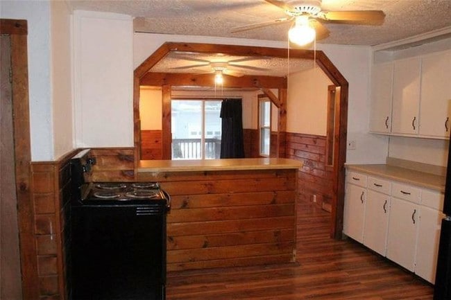 Building Photo - Updated 3 Bedroom House