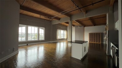 Building Photo - 711 William St