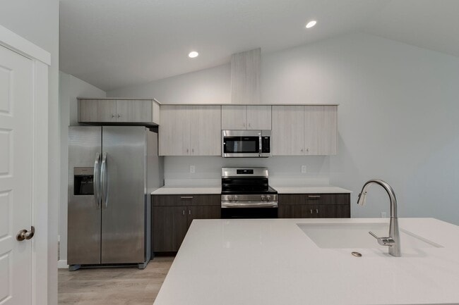 Building Photo - Charming Attached Townhome in Nampa at an Incredible Price!