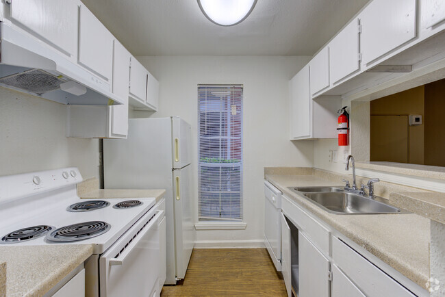 Kitchen - MADISON APARTMENTS