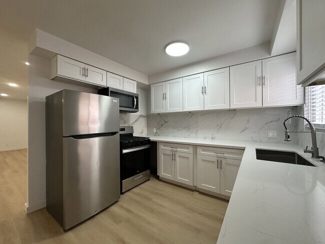 Foto del edificio - 7825 W Manchester Ave