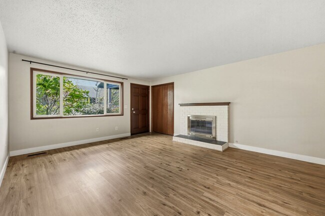 Foto del edificio - Move in ready NOW! Desirable west side location! 2 bed/ 1.75 bath. Olympia school district.