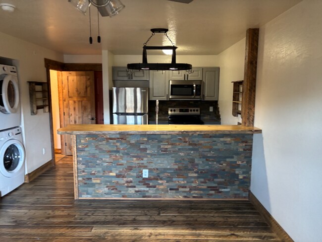 Foto del edificio - 6240-6243 Three Needles Ln