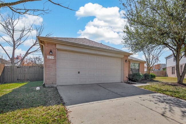 Foto del edificio - 4719 Silver Spruce Ln