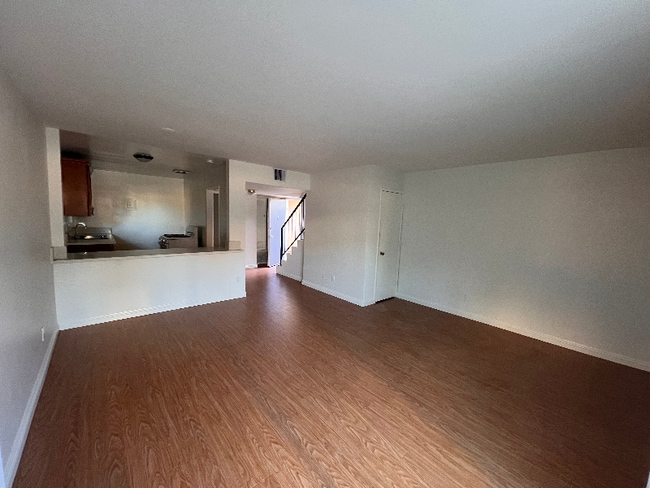 Building Photo - 305 N Vinedo Ave
