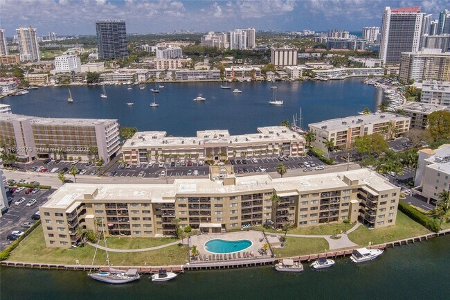 Foto del edificio - 301 Golden Isles Dr