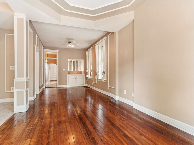 Building Photo - 2334 W Dickens Ave