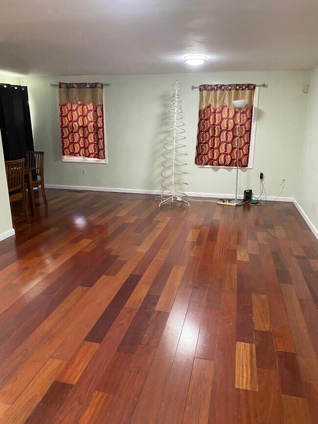 Building Photo - 98 Allen St