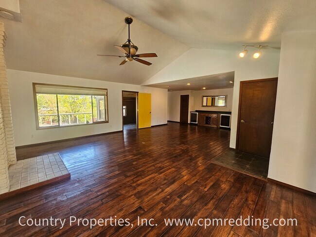 Foto del edificio - Stunning House with a Pool in West Redding Coming Available in August!