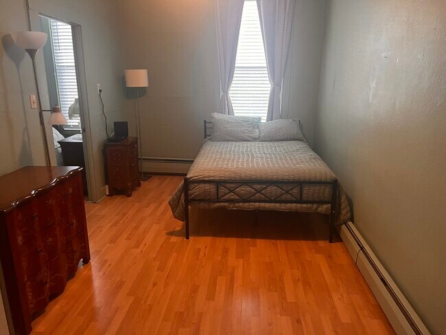 Secondary Bedroom - 71 Warren St