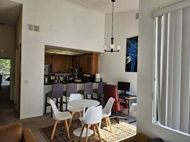 Foto del edificio - 16211 Downey Ave
