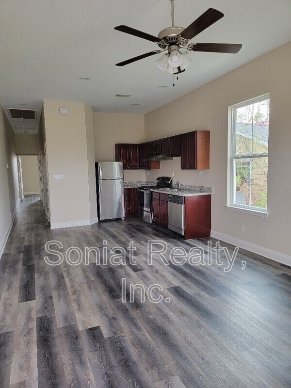 Building Photo - 4747 Eastview Dr