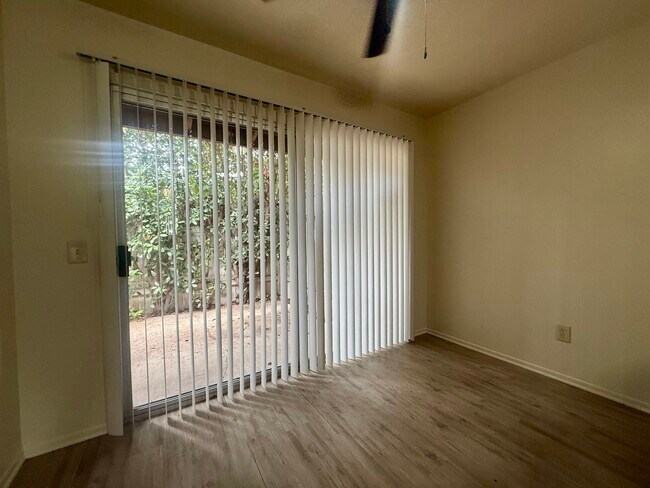 Building Photo - Los Robles Vista