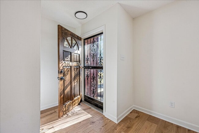 Building Photo - Updated 3 Bedroom Townhome