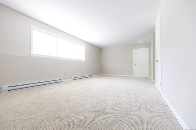 Building Photo - 8 Brantwood Dr