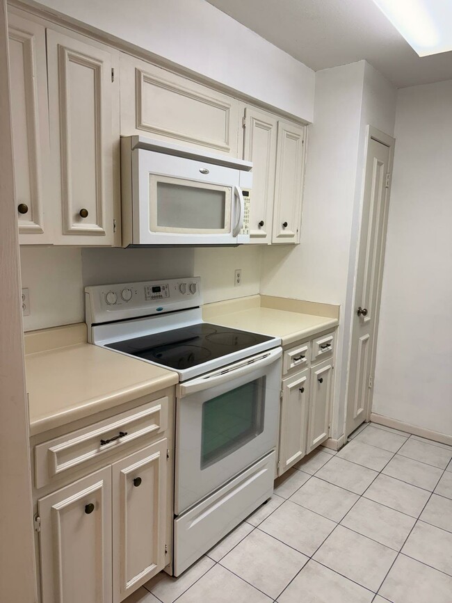 Building Photo - 7926 Broadway