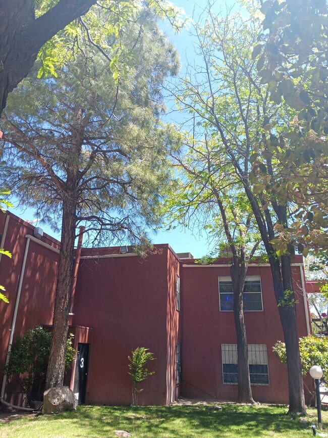 Courtyard - 2800 Vail Ave SE