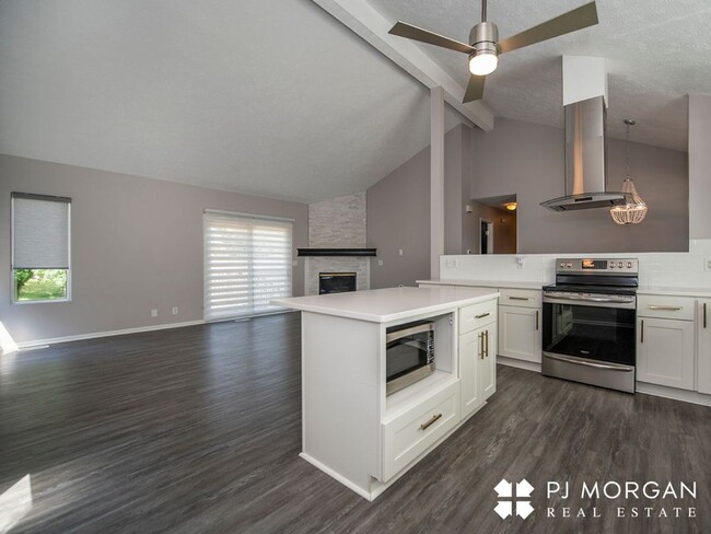 Building Photo - Immaculately updated 3 bedroom, 2 bathroom...