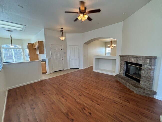 Building Photo - Lovely Home on a Corner Lot!