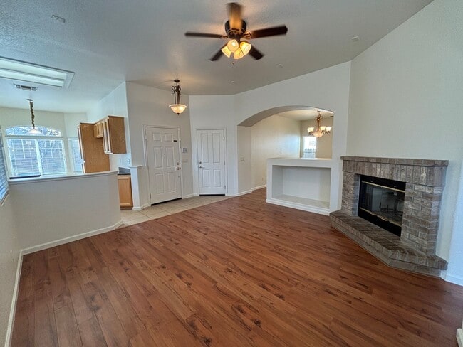 Foto del edificio - Lovely Home on a Corner Lot!