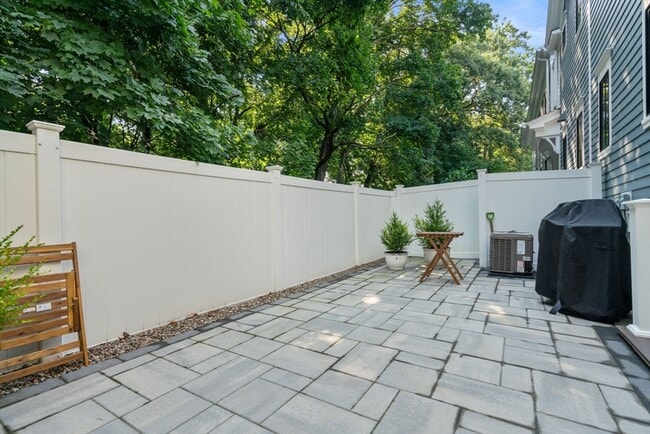 Building Photo - 1593 Centre St