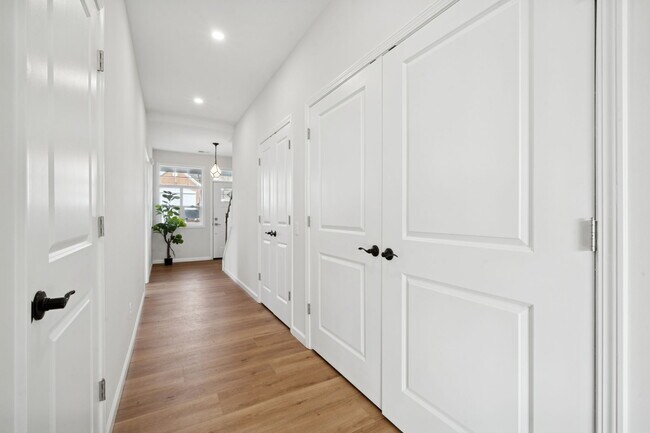 Building Photo - 2219 Lebanon Dr