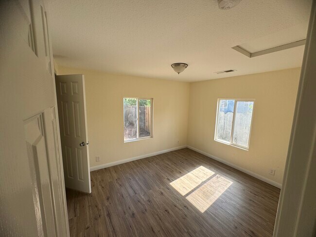Foto del edificio - 2261 Ithaca St