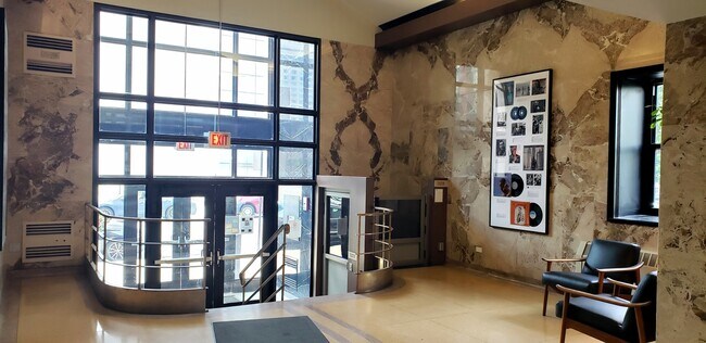 Foto del edificio - 320 E 21st St