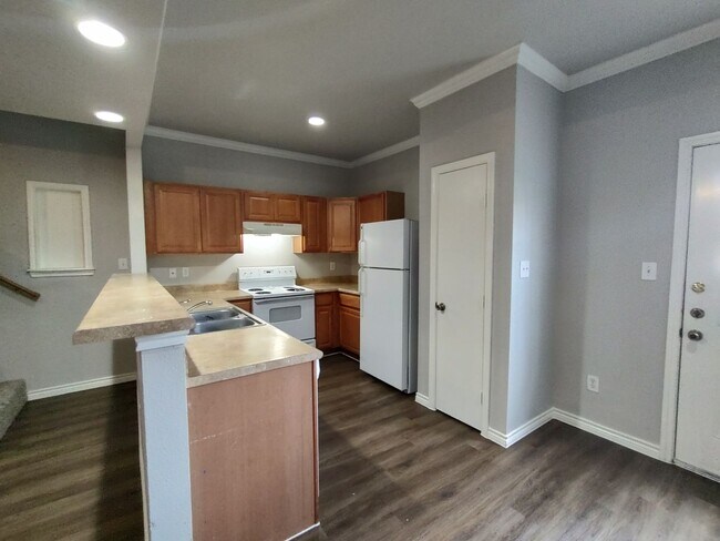 Foto del edificio - Townhouse with Attached Garage and Backyard