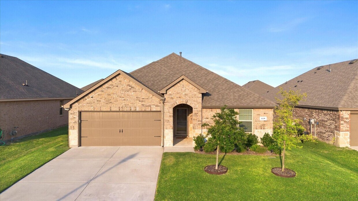 Building Photo - Discover the allure of this spacious 4-bed...