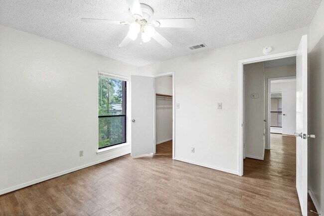 Foto del edificio - Spacious 2 Bedroom Apartment - Parking - Near Bus Route!