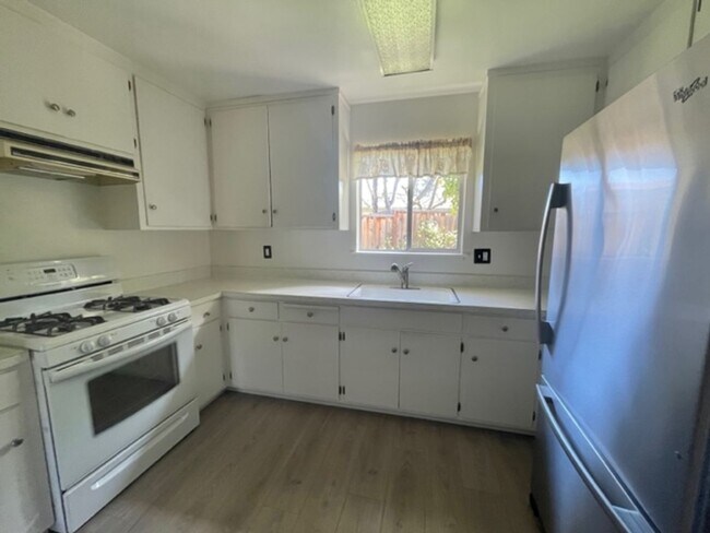 Building Photo - Spacious duplex with garage, yards, applia...