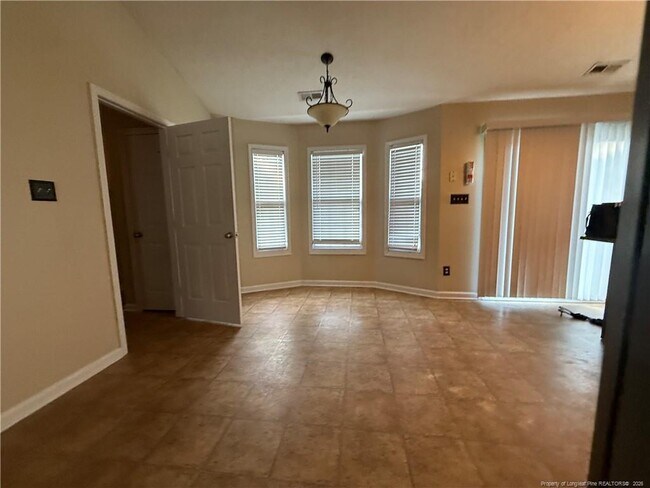 Foto del edificio - 696 Fairfield Cir