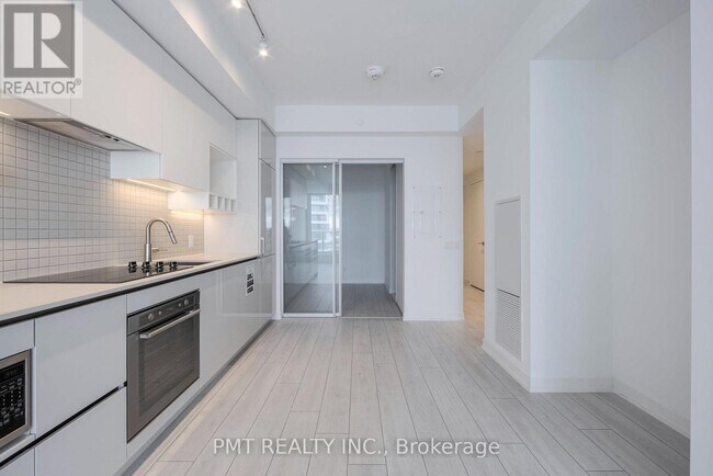 Photo du bâtiment - 898 Portage Pkwy