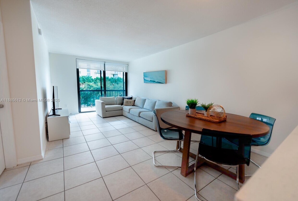 Foto principal - 2345 NE 135th St