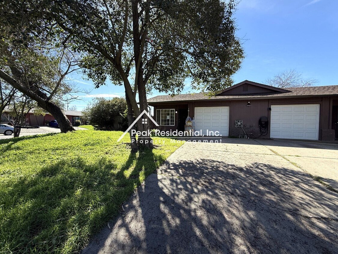 Foto del edificio - Nice 2bd/1ba Duplex with 1-Car Garage near Routier Rd & Hwy 50