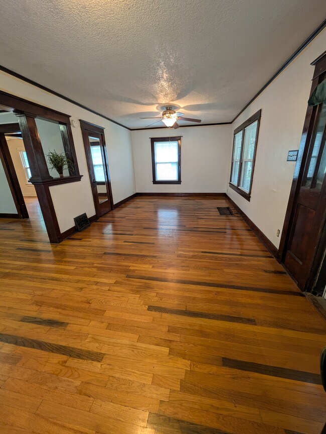 Foto del edificio - 214 SW Broadmoor Ave