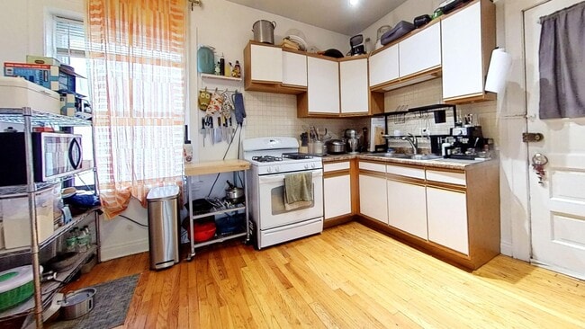 Building Photo - Raised First Floor East Lakeview One Bedro...
