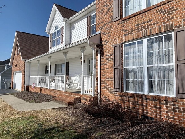 Foto del edificio - 124 Charlton Ct